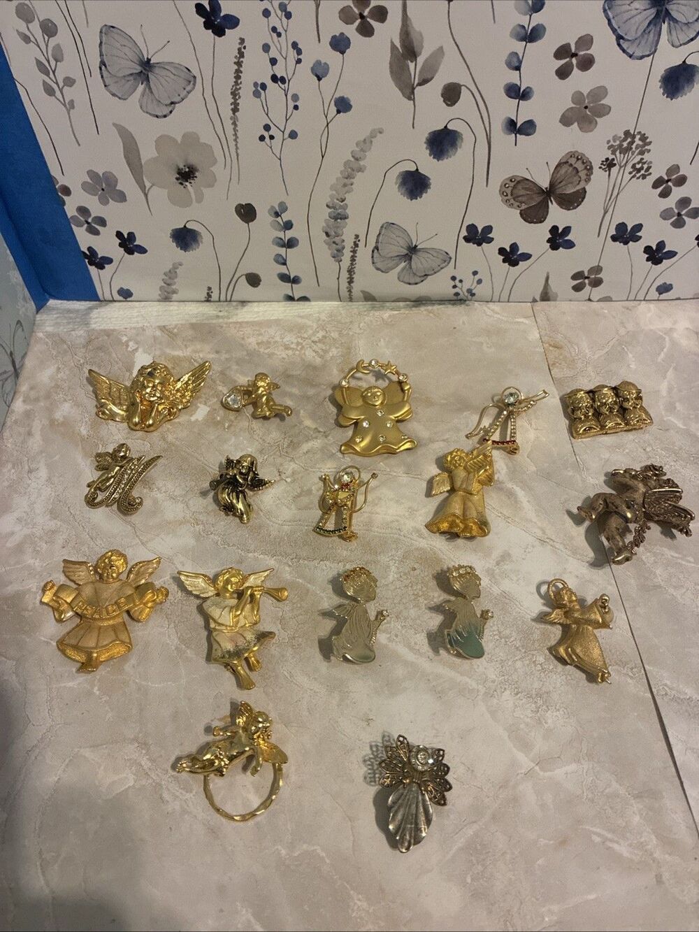 (17) Angel Brooches Various Sizes